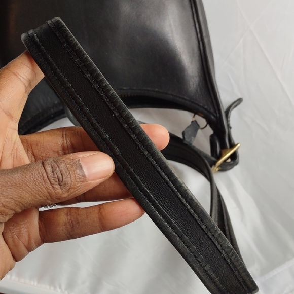 Elegant Black Leather Shoulder Bag - Picture 10 of 11